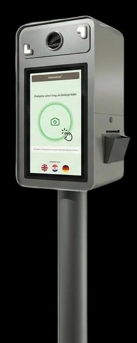 MomentoSnap Indoor, fotomatón de autoservicio compacto sobre su soporte